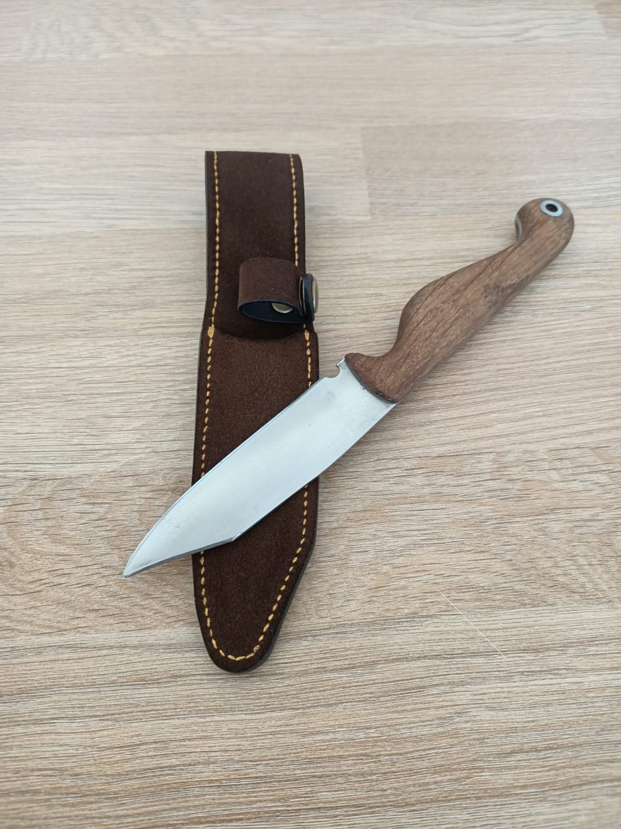 Couteau glissé dans son étui en cuir