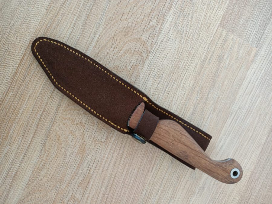 Couteau sorti de son étui