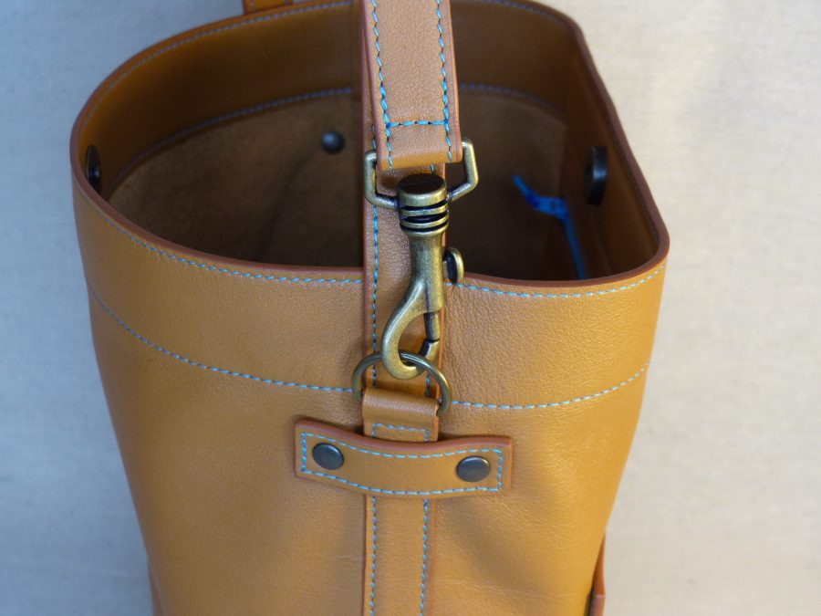 Sac seau en cuir non doublé, vue de face