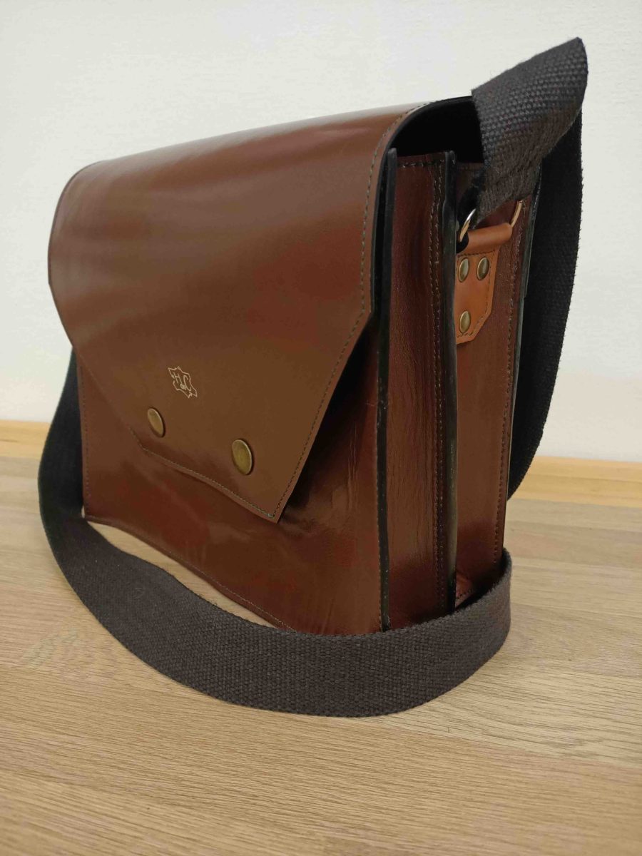 Sacoche homme en cuir, portée en bandoulière